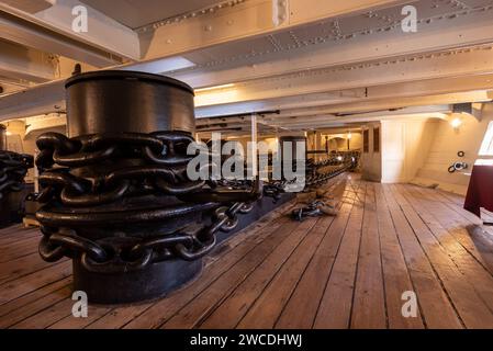 Unteres Deck von HMS Warrior mit Ketten für die Anker. Januar 2024 Stockfoto