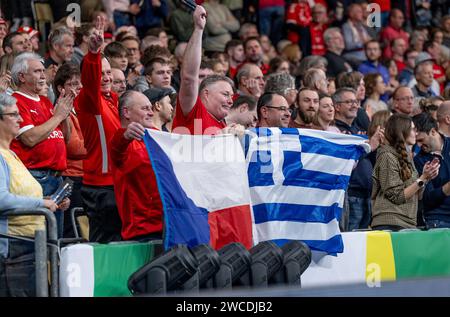 München, Deutschland. Januar 2024. Tschechische und griechische Fans mit Fahnen auf der Tribuene - beide Teams muessen sich aus dem Turnier verabschieden. Deutschland, Tschechien vs. Griechenland, Handball, Maenner, EHF Euro 2024, Gruppe F, 3. Spieltag, 15.01.2024. Foto: Eibner-Pressefoto/Heike feiner Credit: dpa/Alamy Live News Stockfoto