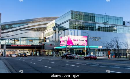 Edmonton, Kanada, 12. November 2023: ICE District Street mit rGrand Ville Casino und Rogers Space Overpass Stockfoto