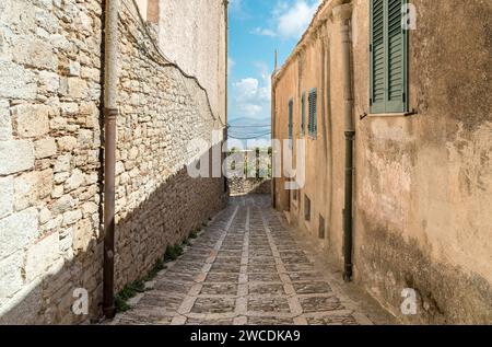 Enge Kopfsteinpflasterstraße im historischen Zentrum von Erice, Provinz Trapani in Sizilien, Italien Stockfoto