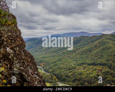 Aus der Vogelperspektive auf sanfte Berge mit Herbstlaub von einer felsigen Klippe Stockfoto