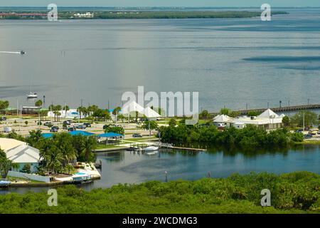 Blick von oben auf die everglades von Florida mit grüner Vegetation zwischen Meereswassereinlässen. Natürlicher Lebensraum vieler tropischer Arten in Feuchtgebieten Stockfoto