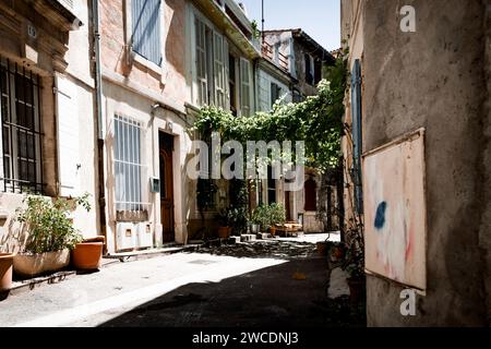 Eine bezaubernde sonnige Gasse in einer kleinen Ecke in Arles, Frankreich Stockfoto