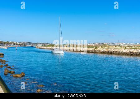 LAGOS, PORTUGAL - FERBUARY 28, 2023: Schiffe und Boote im Hafen von Lagos, Portugal am 28. Februar 2023 Stockfoto