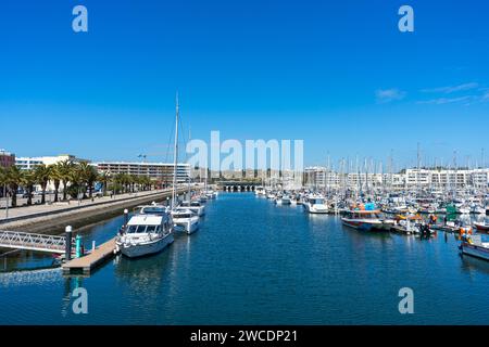 LAGOS, PORTUGAL - FERBUARY 28, 2023: Schiffe und Boote im Hafen von Lagos, Portugal am 28. Februar 2023 Stockfoto