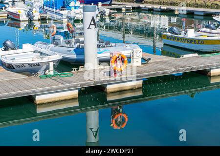 LAGOS, PORTUGAL - FERBUARY 28, 2023: Schiffe und Boote im Hafen von Lagos, Portugal am 28. Februar 2023 Stockfoto