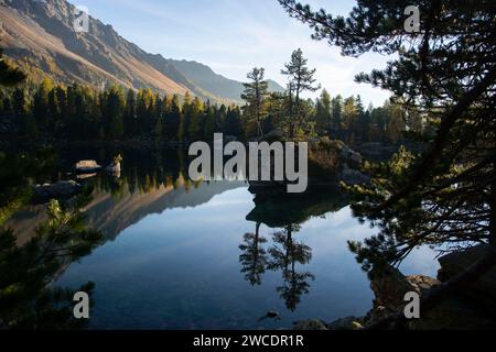 Herbstlicher Weitblick im Val da Camp mit seinen faszinierenden Bergseen Stockfoto