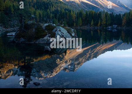 Herbstlicher Weitblick im Val da Camp mit seinen faszinierenden Bergseen Stockfoto