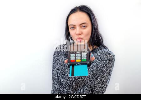 Frau hält ein Zahlungsterminal und zeigt ihr kontaktloses Zahlungskonzept Stockfoto