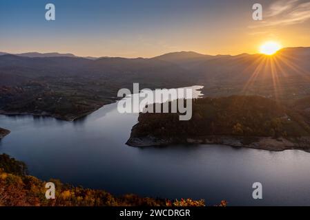 Blick bei Sonnenuntergang auf den Großen Felsen auf einem Rovni-See in der Nähe des Valjevo in Serbien. Stockfoto