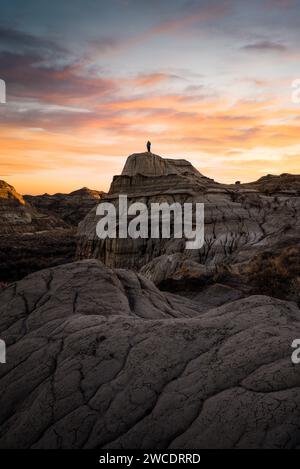 Eine schöne Landschaftsfotografie des Dinosaur Provincial Park in Alberta Kanada während eines feurigen und lebhaften Herbstuntergangs. Stockfoto