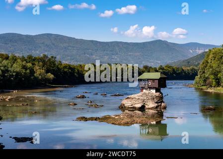 Berühmtes kleines Holzhaus auf einem Felsen in der Mitte des Flusses Drina in Bajina Basta, Serbien. Stockfoto