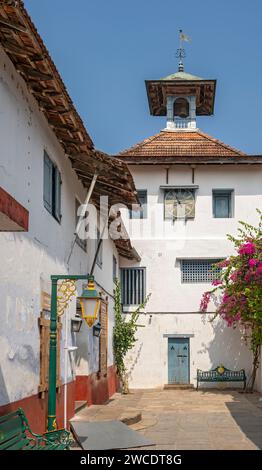Eingang und Uhrturm, Paradesi Synagoge, Matancherry, Judenstadt, Cochin, Kerala, Indien Stockfoto