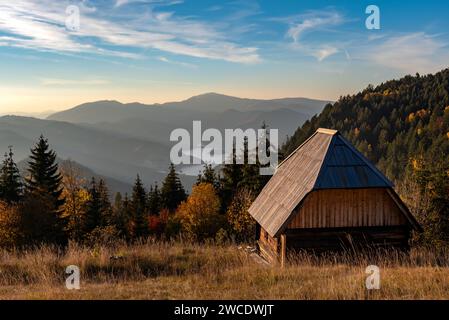 Wunderschöne Aussicht auf eine kleine Holzhütte und den Zaovine See vor Sonnenuntergang am Aussichtspunkt Zmajevac, Tara Berg, Serbien. Stockfoto