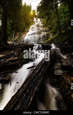 Eine schöne Landschaftsfotografie von Bridal Veil Falls in Hope British Columbia Kanada an einem sonnigen und dynamischen Frühlingnachmittag. Stockfoto