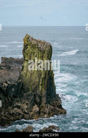 Felsige Klippen über dem Atlantik vor der Isle of Lewis, Äußere Hebriden in Schottland Stockfoto