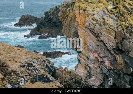 Felsige Klippen über dem Atlantik vor der Isle of Lewis, Äußere Hebriden in Schottland Stockfoto