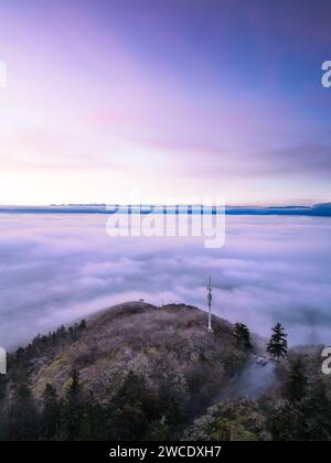 Eine schöne Landschaftsfotografie von Victoria British Columbia Kanada, bedeckt mit einer seltenen vollständigen Wolkenumkehr mit sanftem violettem Licht Stockfoto
