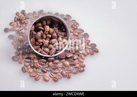Bild von Kaffeebohnen auf Hintergrund mit Rauch Stockfoto
