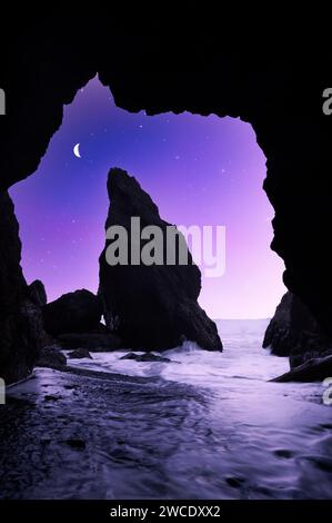 Ein bildschönes Landschaftsfoto des ikonischen Meeresstapels am Ruby Beach in Washington, eingerahmt von abstürzenden Wellen während der Dämmerung. Stockfoto