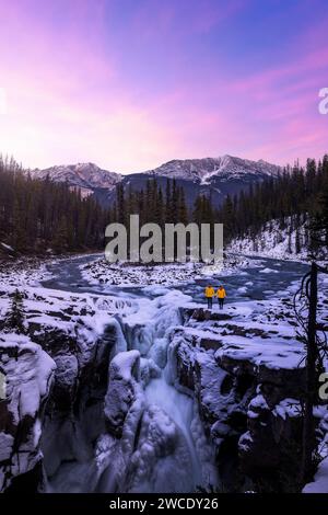 Eine schöne Landschaftsfotografie der Sunwapta Falls im Jasper National Park während eines Sonnenuntergangs mit Lavendel. Stockfoto