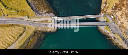 Brücke über den Atlantik nach Great Bernera auf der Isle of Lewis, Äußere Hebriden in Schottland. Spannbetonbaubrücke. Stockfoto