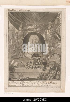 Allegorische Ausstellung mit dem Porträt von Frederik, Prince of Wales, Georg Paul Busch, 1728 Druck um das Porträt Minerva, Mercury und Mars. Im Vordergrund links Bücher und Werkzeuge eines Künstlers; rechts ein Helm und eine Kanone mit Kugeln. Unten nummeriert: 6 Entrevuë. Berliner Papierstich historischer Personen. Ritterorden (STRUMPFHOSE) – Insignien eines Ritterordens, z. B.: Abzeichen, Kette. Mantel, Kleid, Kleid (Symbol der Souveränität). Schusswaffen: Kanone. Buch. Besonderheiten, allegorische Aspekte von Minerva; Minerva als Patronin. Spezifische Aspekte, allegorische Aspekte des Quecksilbers; Quecksilber Stockfoto