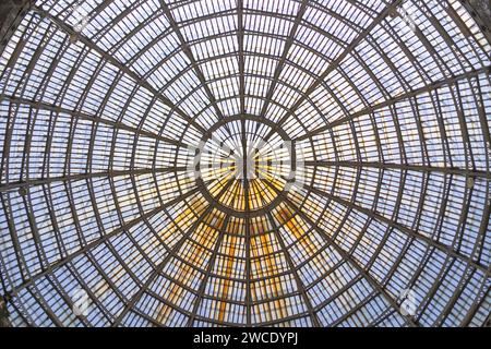 Kuppel der Galleria Umberto I in Neapel. Detail des Glasdachs. Stockfoto