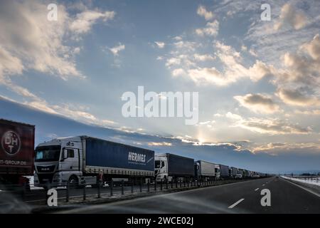 Medyka, Polen, 15. Januar 2024. Lastkraftwagen stehen in Medyka auf einer Linie, um die Grenze zu überqueren, da die polnische verkehrsgewerkschaft kontinuierlich streikt und Medyka der einzige voll funktionsfähige Grenzübergang für Lastkraftwagen zwischen Polen und der Ukraine ist. Die union verlangt eine Neuverhandlung der Verkehrsabkommen zwischen der Ukraine und der Europäischen Union. Die Demonstranten blockierten drei weitere Übergänge für den Lkw-Transport, sodass nur vier Lkw pro Stunde ohne humanitäre und militärische Hilfe sowie empfindliche Chemikalien- und Lebensmittelgüter zugelassen wurden. Der Streik begann am 6. November. Ukrainische Fahrer sagen, sie warten mehr als 10 Tage, polnische Beamte Stockfoto