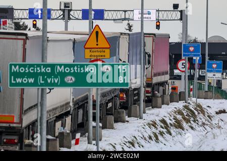 Medyka, Polen, 15. Januar 2024. Polnische Grenzschilder werden so gesehen, dass Lastkraftwagen auf einer Linie stehen, um die Grenze in Medyka zu überqueren, da die polnische verkehrsgewerkschaft kontinuierlich streikt und Medyka der einzige voll funktionsfähige Grenzübergang für Lastkraftwagen zwischen Polen und der Ukraine ist. Die union verlangt eine Neuverhandlung der Verkehrsabkommen zwischen der Ukraine und der Europäischen Union. Die Demonstranten blockierten drei weitere Übergänge für den Lkw-Transport, sodass nur vier Lkw pro Stunde ohne humanitäre und militärische Hilfe sowie empfindliche Chemikalien- und Lebensmittelgüter zugelassen wurden. Der Streik begann am 6. November. Ukrainische Fahrer sagen, sie warten Stockfoto