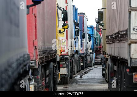 Medyka, Polen, 15. Januar 2024. Lastkraftwagen stehen in Medyka auf einer Linie, um die Grenze zu überqueren, da die polnische verkehrsgewerkschaft kontinuierlich streikt und Medyka der einzige voll funktionsfähige Grenzübergang für Lastkraftwagen zwischen Polen und der Ukraine ist. Die union verlangt eine Neuverhandlung der Verkehrsabkommen zwischen der Ukraine und der Europäischen Union. Die Demonstranten blockierten drei weitere Übergänge für den Lkw-Transport, sodass nur vier Lkw pro Stunde ohne humanitäre und militärische Hilfe sowie empfindliche Chemikalien- und Lebensmittelgüter zugelassen wurden. Der Streik begann am 6. November. Ukrainische Fahrer sagen, sie warten mehr als 10 Tage, polnische Beamte Stockfoto