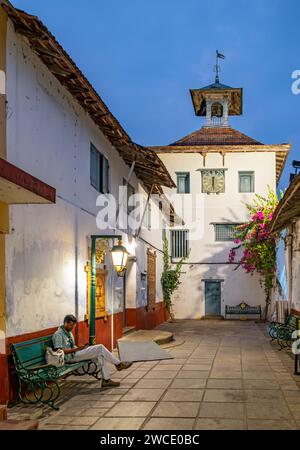 Eingang und Uhrturm, Paradesi Synagoge, Matancherry, Judenstadt, Cochin, Kerala, Indien Stockfoto
