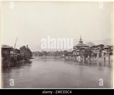 Blick auf Srinagar mit der Shah Hamdan Moschee am Ufer des Jhelum Flusses, Srinagar, Jammu & Kaschmir, Indien, Samuel Bourne, 1864 Foto diese Aufnahme mit wichtigen Erkennungspunkten aus Kaschmir stammt vermutlich von der alten Fateh-Kadal-Brücke. Die Sha Hamdan Moschee und das Fort auf dem Hari Parbat sind am rechten Ufer des Jhelum zu sehen. Es gibt auch einige Hindus und Sikh Tempel auf diesem Berg. Srinagar-Papieralbumen drucken Stadtansicht im Allgemeinen; „Veduta“. fluss. Tempel, Schrein  Islam, Mohammedanismus. Berge Srinagar. Chanqah-e-moula Stockfoto
