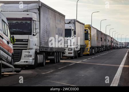 Medyka, Polen, 15. Januar 2024. Lastkraftwagen stehen in Medyka auf einer Linie, um die Grenze zu überqueren, da die polnische verkehrsgewerkschaft kontinuierlich streikt und Medyka der einzige voll funktionsfähige Grenzübergang für Lastkraftwagen zwischen Polen und der Ukraine ist. Die union verlangt eine Neuverhandlung der Verkehrsabkommen zwischen der Ukraine und der Europäischen Union. Die Demonstranten blockierten drei weitere Übergänge für den Lkw-Transport, sodass nur vier Lkw pro Stunde ohne humanitäre und militärische Hilfe sowie empfindliche Chemikalien- und Lebensmittelgüter zugelassen wurden. Der Streik begann am 6. November. Ukrainische Fahrer sagen, sie warten mehr als 10 Tage, polnische Beamte Stockfoto