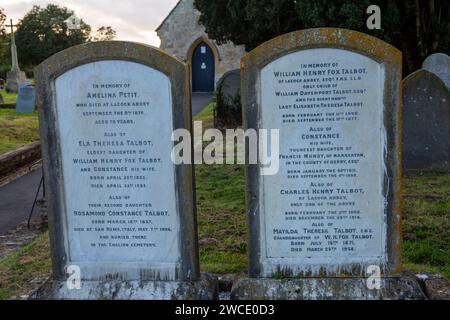 Der Grabstein von William Henry Fox Talbot fotografischer Pionier auf dem Lacock Friedhof mit seiner Frau und seinen Töchtern Stockfoto