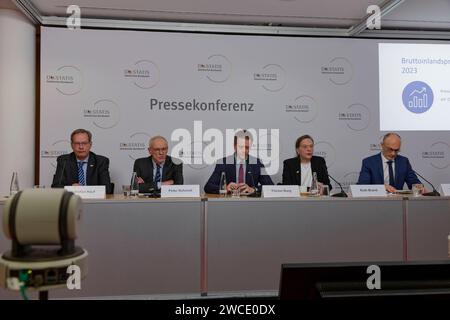 15. Januar 2024 - Deutschland, Berlin - Pressekonferenz des Statistischen Bundesamts DESTATIS zum Bruttoinlandsprodukt 2023 für Deutschland. Im Bild vs. Michael Kuhn, Leiter der Gruppe Inlandsprodukt, Input-Ouput-Rechnung, Ruth Brand, Präsidentin des Statistischen Bundesamts, Stefan Hauf, Leiter der Gruppe Nationaleinkommen, Sektorkonten, Erwerbstätigkeit, und Peter Schmidt, Leiter der Abteilung Volkswirtschaftliche Gesamtrechnungen, Preise. Quelle: Jurgen Heinrich www.jurgen-heinrich.com - Jürgen Heinrich - Seelingstrasse 17 - 14059 Berlin/Deutschland/Tyskland - fon 49 171 8355178 - infojurgen-heinric Stockfoto