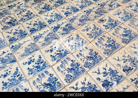 Blau-weiße Porzellanfliesen, Paradesi Synagoge, Matancherry, Judenstadt, Cochin, Kerala, Indien Stockfoto