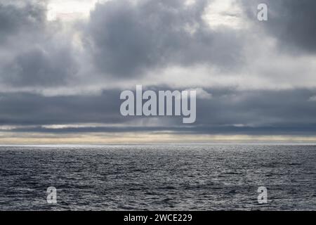 Überqueren Sie die Drake Passage an einem ruhigen, aber bewölkten Tag im Frühling Stockfoto