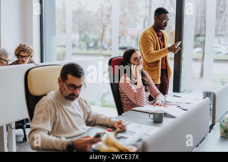 Multikulturelle, unterschiedlich alte Kollegen arbeiten an einem erfolgreichen Projekt in einem modernen Büro zusammen. Stockfoto