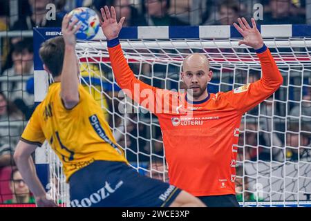 Mannheim, Deutschland. Januar 2024. MANNHEIM: Bart Ravensbergen aus den Niederlanden wird am 15. Januar 2024 in Mannheim von Hampus Wanne aus Schweden beim Vorrundenspiel der EHF Euro 2024 zwischen Schweden und den Niederlanden in der SAPP Arena angefochten. (Foto von Henk Seppen/Orange Pictures) Credit: Orange Pics BV/Alamy Live News Stockfoto