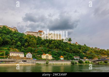 Passau, Deutschland - 21. Juli 2023: Panoramaaussicht Schloss Veste Oberhaus an der Donau. Antike Festung in Passau, Niederbayern, Deutschland Stockfoto