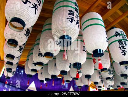 Papierlaternen im Sumiyoshi Taisha Grand Shrine in Osaka, Japan. Stockfoto