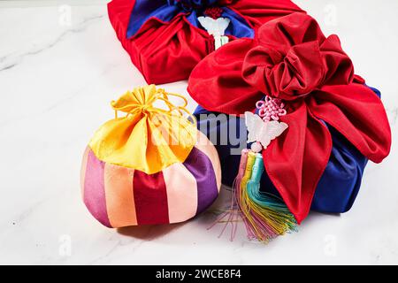 Happy Seollal, Koreanisches Neujahr. Traditionelle koreanische Verpackung mit Seide und Anhänger Stockfoto