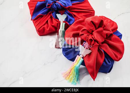 Happy Seollal, Koreanisches Neujahr. Traditionelle koreanische Verpackung mit Seide und Anhänger Stockfoto