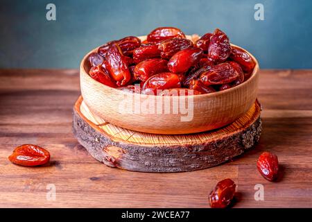 Datteln Früchte in einem Holztopf auf dem Holztisch Stockfoto