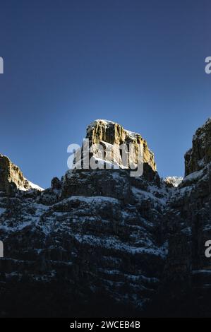 Bergblick vom Dorf Mikro Papigko in Griechenland. Stockfoto