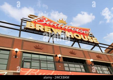 Das Budweiser Brew House befindet sich im Ballpark Village, direkt gegenüber vom Busch Stadium. Stockfoto