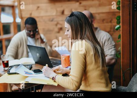 Das multirassische Unternehmensteam diskutiert Geschäftsideen, Expansion, Planung, Investitionen und Marketing für das Start-up in einer Coffee-Bar-Besprechung. Stockfoto