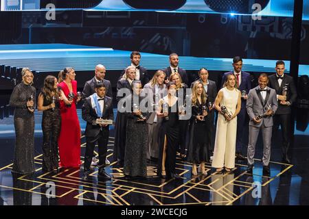 Ein Gruppenfoto aller Gewinner am Ende der Best FIFA Football Awards 2023 im Eventim Apollo, London, Großbritannien. Januar 2024. (Foto: Mark Cosgrove/News Images) Credit: News Images LTD/Alamy Live News Stockfoto