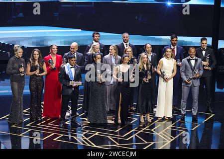 Ein Gruppenfoto aller Gewinner am Ende der Best FIFA Football Awards 2023 im Eventim Apollo, London, Großbritannien. Januar 2024. (Foto: Mark Cosgrove/News Images) Credit: News Images LTD/Alamy Live News Stockfoto